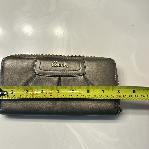 Gorgeous leather bronze/gold Coach wallet. - Picture 5 of 6